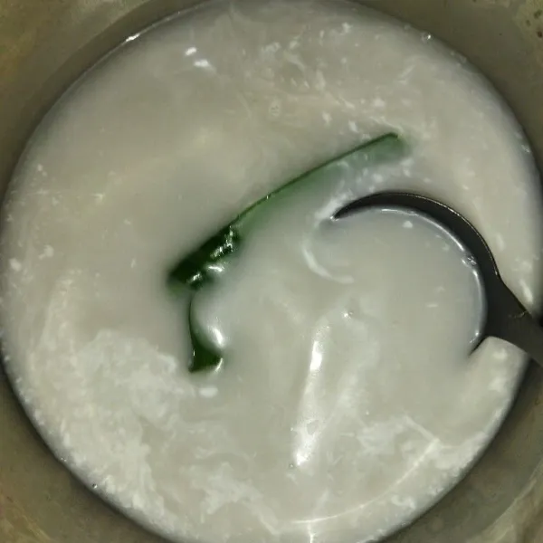 Rebus air, santan, daun pandan, garam dan gula pasir, masak hingga mendidih sambi diaduk-aduk.