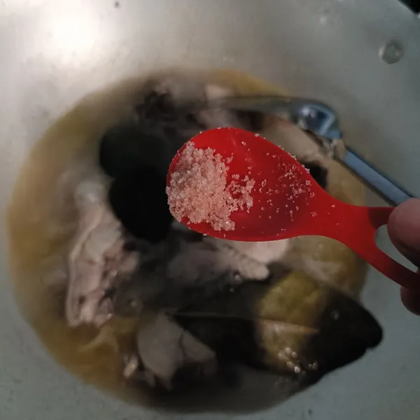 Beri garam Himalaya, gula, lada bubuk dan penyedap, aduk rata