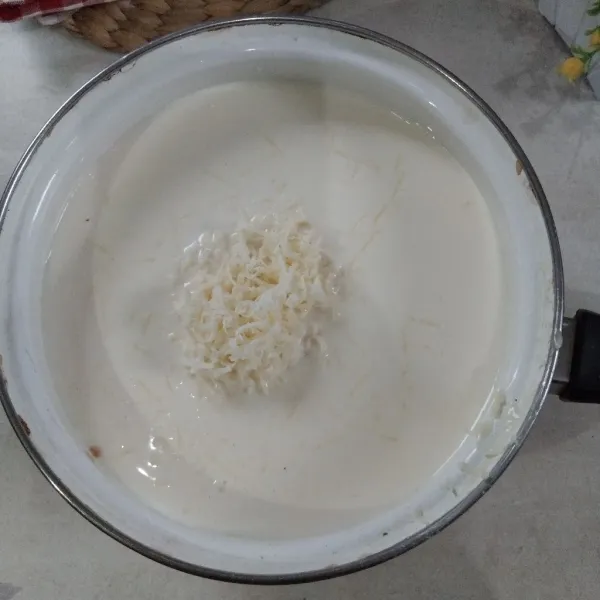 Campurkan susu UHT, gula pasir, tepung maizena, mayonaise dan keju cheddar yang sudah diparut.