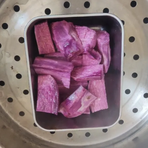 Kukus ubi ungu sampai matang