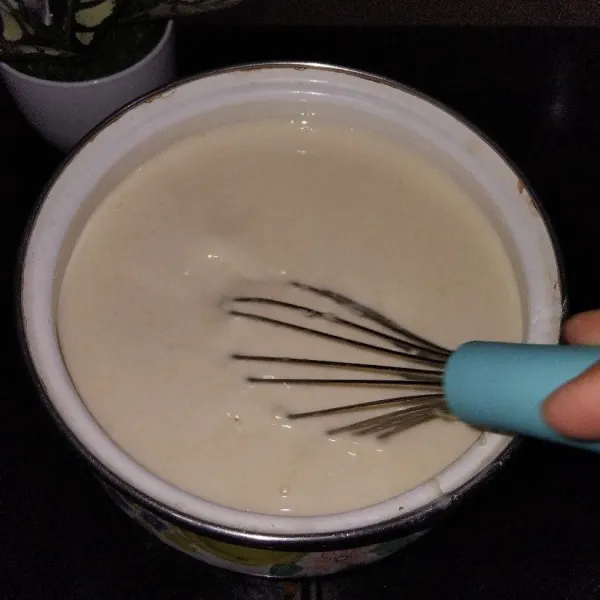Aduk sampai semua bahan tercampur rata. Masak dengan api sedang sambil terus diaduk sampai agak hangat.