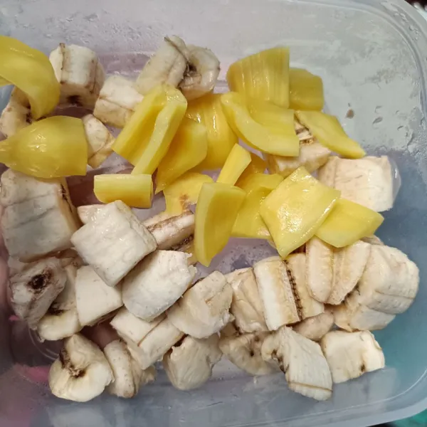 Siapkan potongan pisang dan nangka