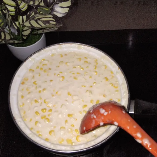 Masukkan jagung yang sudah dipipil tadi. Aduk kembali agar bagian bawah tidak gosong.