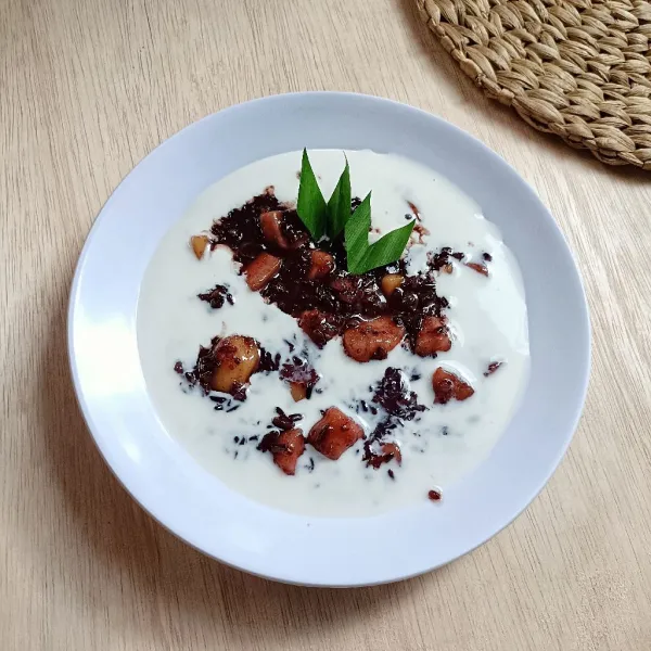 Sajikan dengan kuah susu cair