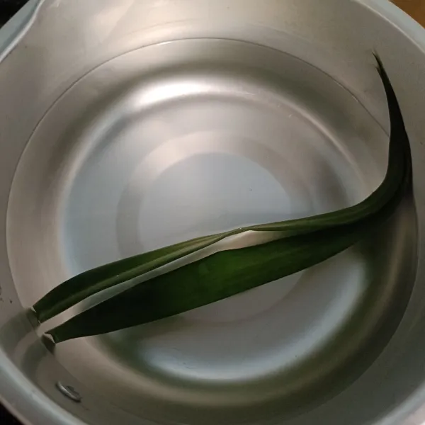 Rebus air dan daun pandan sampai mendidi