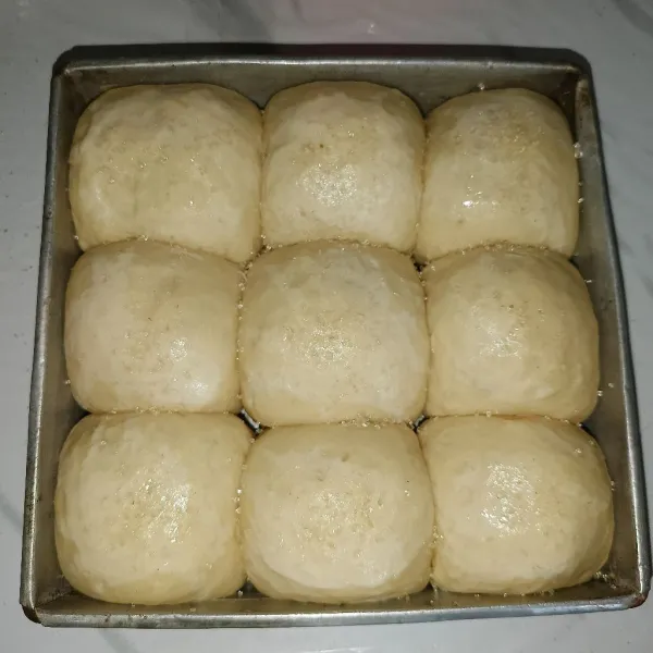 Oles tipis permukaan roti dengan air dan taburi dengan gula pasir. Kemudian panggang roti menggunakan oven sampai matang, lalu memanggang disesuaikan dengan kondisi oven masing-masing.