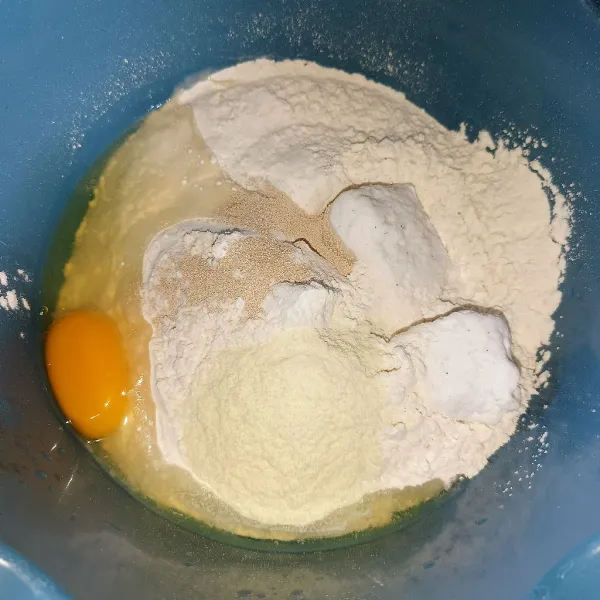 Campur semua bahan utama kecuali mentega dan garam, lalu uleni sampai setengah Kalis.