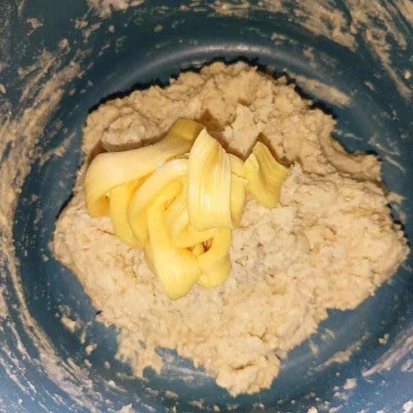 Masukkan mentega dan garam, lalu uleni lagi sampai adonan Kalis elastis.