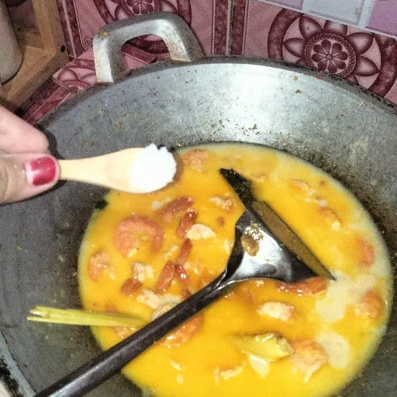 Tambahkan bumbu penyedap, garam, dan micin secukupnya.