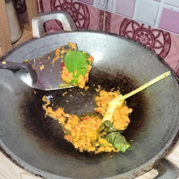 Tumis bumbu hingga harum, beserta bumbu aromaticnya.
