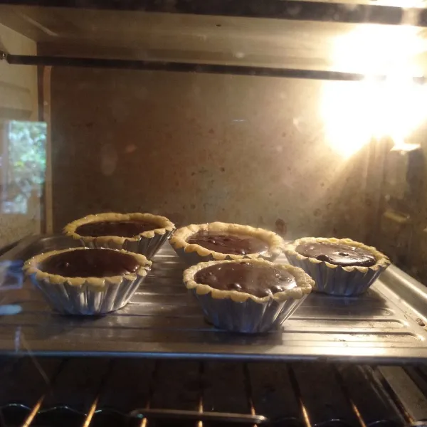 Lalu panggang pada suhu 180 derajat api atas bawah, selama 35 menit atau sampai matang.