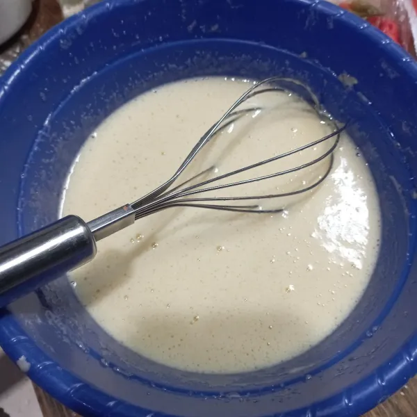 Kocok telur dan gula pasir sampai berbuih dan gula larut.
