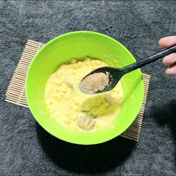 Tambahkan kaldu bubuk, merica bubuk dan gula pasir.