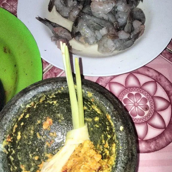 Tumbuk halus, bawang merah, bawang putih, cabai keriting, cabai rawit, kunyit dan ketumbar bulat. Dan marinasi udang dengan jeruk nipis dan garam secukupnya.