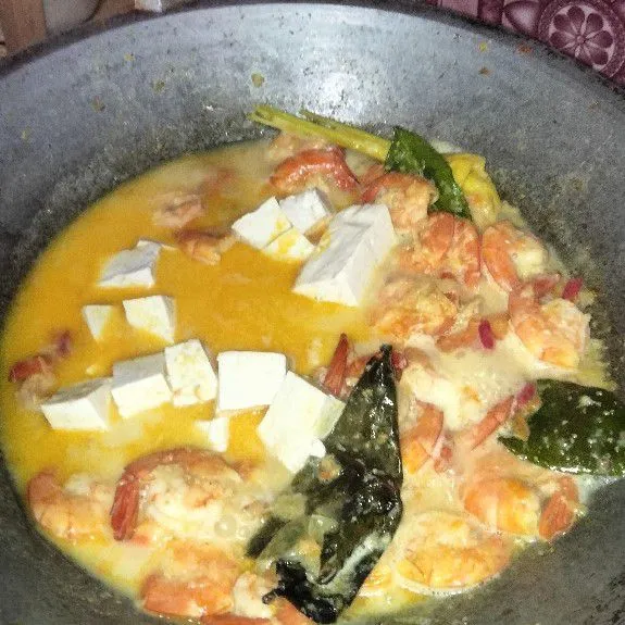 Masukkan tahu, tunggu sebentar, kemudian aduk dan koreksi rasa.