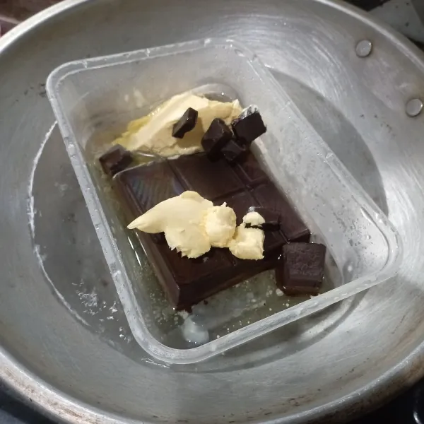 Buat brownies, tim DCC, minyak dan margarin sampai meleleh, aduk rata.