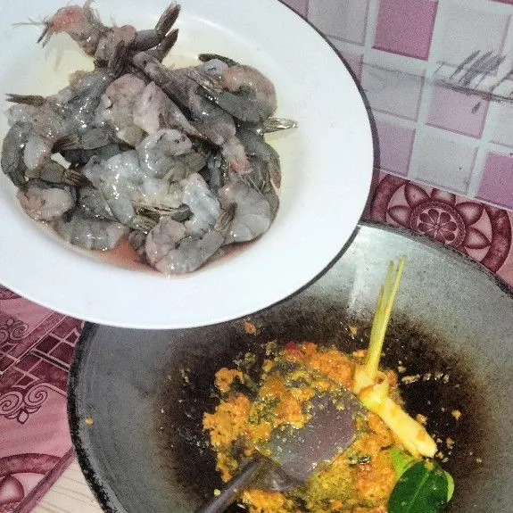 Kemudian masukkan udang.