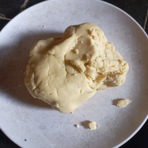 Campur semua bahan pie jadi satu, aduk sampai rata dan adonan dapat dibentuk.