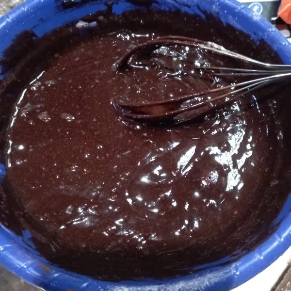 Masukkan tepung terigu dan coklat bubuk, aduk rata.