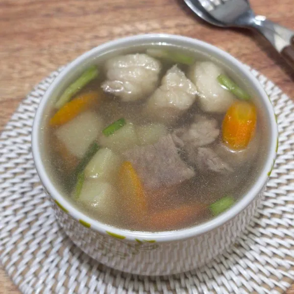 Sop daging rempah siap untuk dihidangkan.