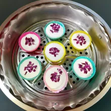 Diamkan adonan di dalam cetakan selama 10 menit sebelum dikukus. Kukus dalam dandang dengan api besar selama 20 menit