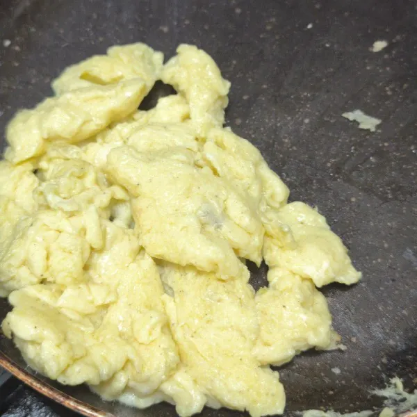 Masak telur scramble dengan olive oil.