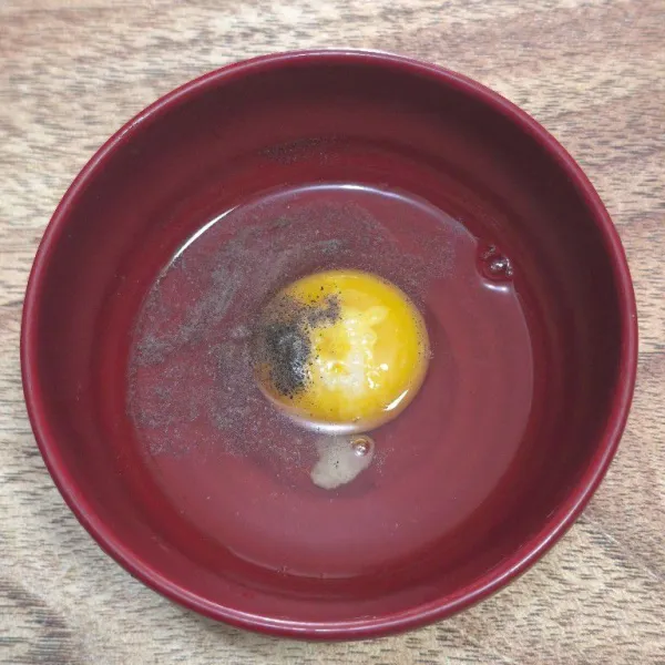 Kocok telur dengan tambahan garam dan lada bubuk.
