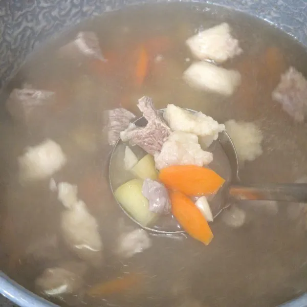 Setelah daging cukup empuk masukan bumbu yang sudah dihaluskan dan masukan juga sayuran wortel dan kentang.