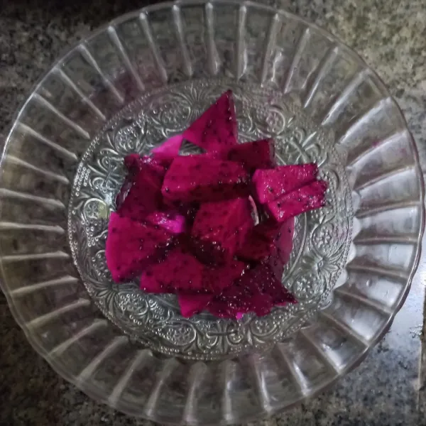 Potong dadu buah naga