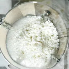 Cuci 250 gr beras ketan hingga bersih, lalu rendam selama minimal 4 jam atau semalaman. Tiriskan beras ketan yang telah direndam, lalu masukkan ke dalam blender bersama 130 gr susu cair. Haluskan menggunakan mode jus hingga teksturnya lembut