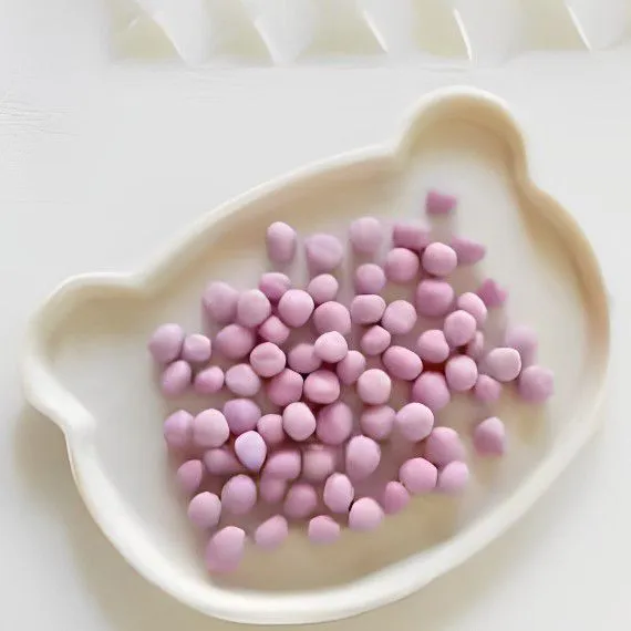 Bentuk adonan menjadi bola-bola kecil, usahakan ukurannya seragam. Taburi bola-bola dengan sedikit tepung tapioka agar tidak saling menempel.