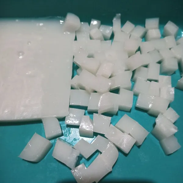 Campur bahan jelly kelapa, lalu masak hingga mendidih. Hilangkan uap panasnya, tuang di wadah, lalu potong sesuai selera.