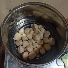 Tiriskan bakso, lalu kukus selama 20 menit.