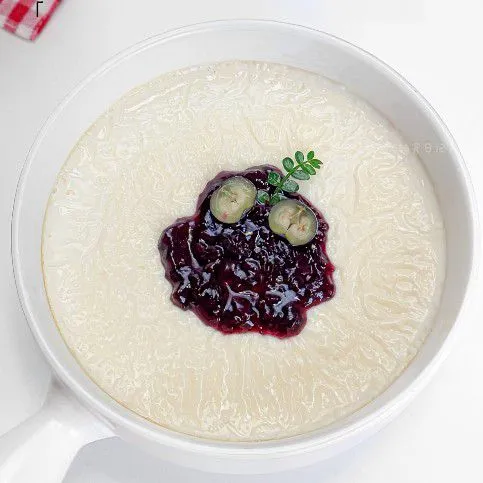 Setelah mengeras, tuang saus blueberry diatasnya