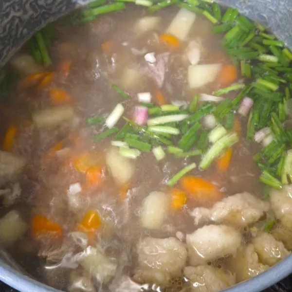 Tambahkan bumbu garam,lada dan kaldu bubuk aduk rata. Terakhir masukan irisan daun prei.