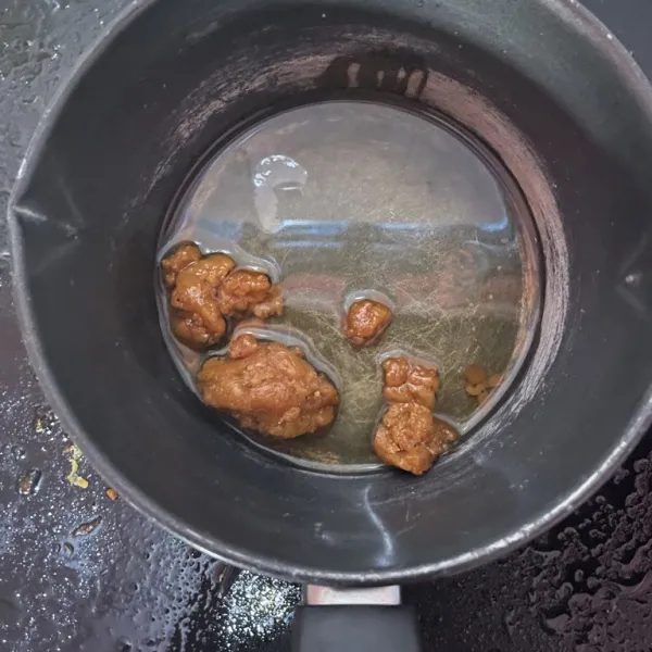 Buat sirup gula arennya sampai mendidih dan larut, aduk- aduk.