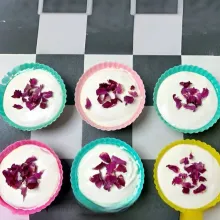 Oles cetakan dengan sedikit minyak agar tidak lengket. Tuang adonan ke dalam cetakan hingga hampir penuh. Taburkan edible rose di atasnya untuk hiasan