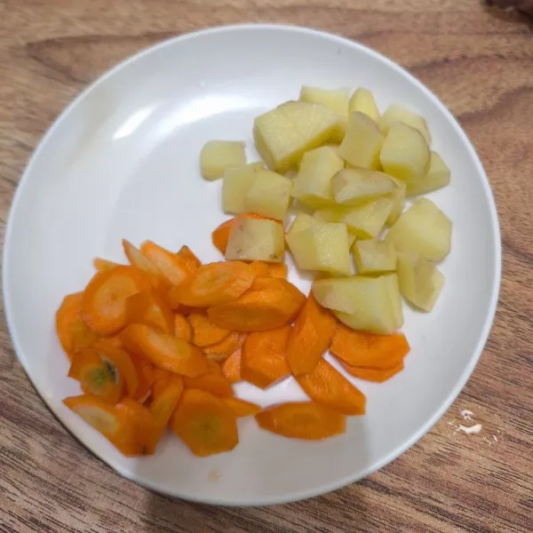 Kupas dan cuci bersih sayuran.