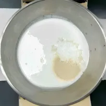 Tambahkan 25 gr gula pasir dan 3 gr ragi instan ke dalam adonan beras yang telah dihaluskan. Aduk hingga semua bahan tercampur rata