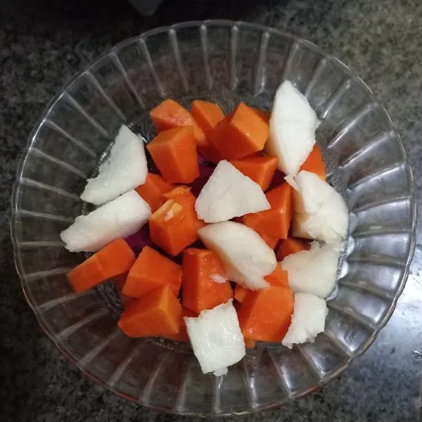 Tambahkan potongan buah pir dan pepaya