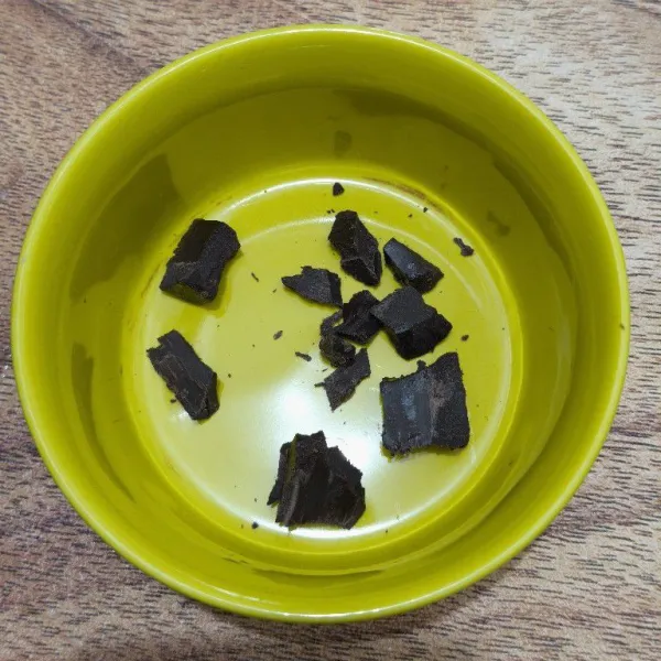 Siapkan mangkok tahan panas,beri dark chocolate didasar mangkok.