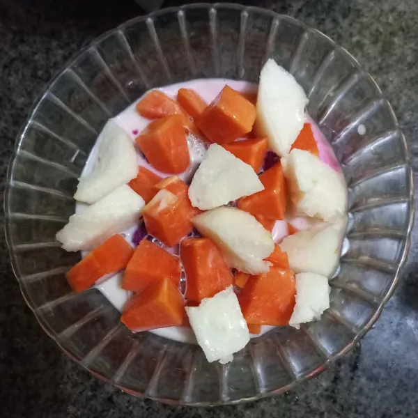 Tuang susu cair di atasnya
