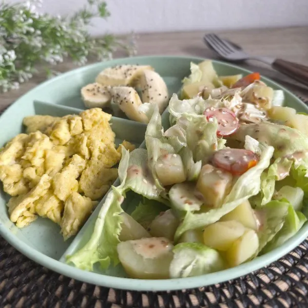 Kemudian tata dipiring saji, untuk salad siram dengan dressing. Untuk buah pisang saya iris dan beri chia seed secukupnya. Sajikan