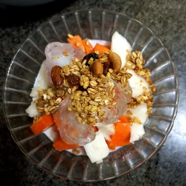Masukan granola di atasnya