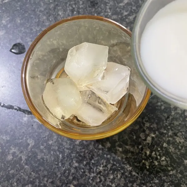 Terakhir, tuang susu.