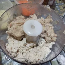 Haluskan ayam dan tahu bersama kuning telur, bawang putih parut, bawang merah goreng, dan tepung tapioka.