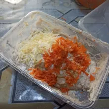 Tuang ke wadah. Beri garam, kaldu ayam bubuk, dan minyak wijen. Kemudian, aduk. Beri wortel dan keju parut, lalu aduk kembali.
