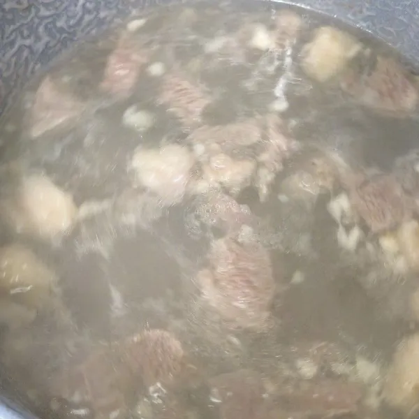 Didihkan air rebus tetelan terlebih dahulu sampai empuk. Lalu masukan daging sapi has dalam.