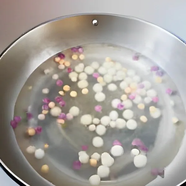 Rebus bola-bola dalam air mendidih hingga mengapung, lalu lanjutkan merebus selama 2-3 menit untuk memastikan teksturnya kenyal. Angkat dan segera masukkan ke dalam air es agar boba tetap kenyal.