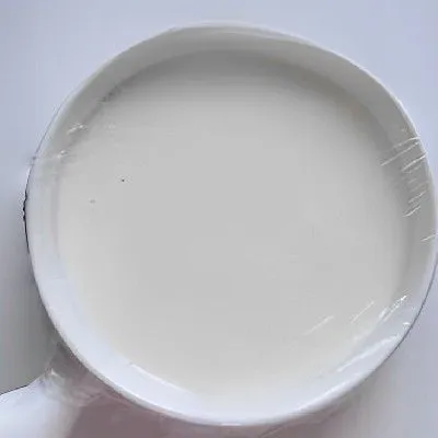 Tuangkan kembali adonan ke dalam mangkuk dengan lapisan kulit susu tadi. Tutup mangkuk dengan plastik wrap, lalu kukus selama 20 menit